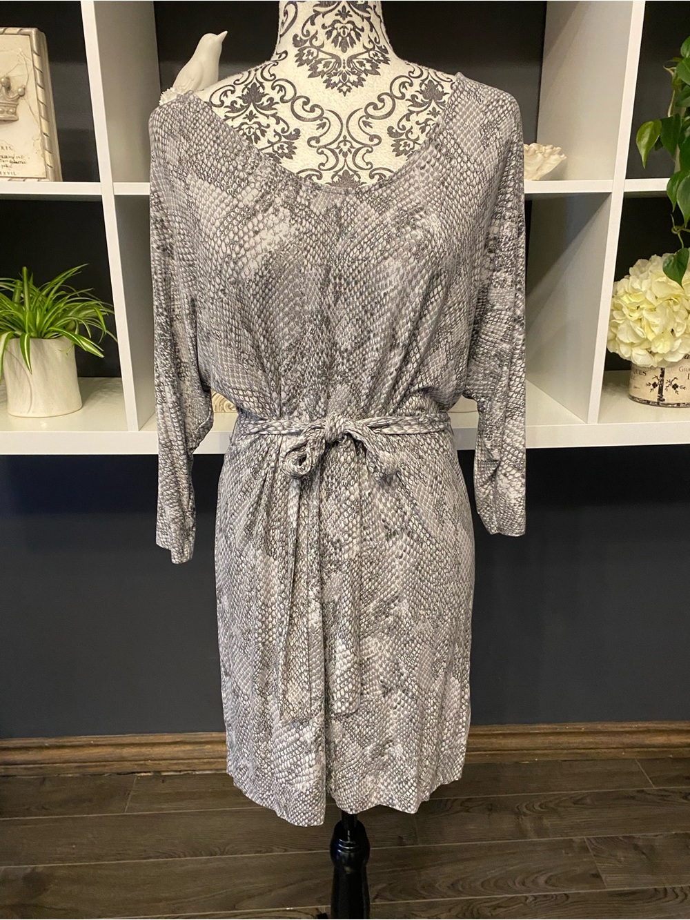NWOT Banana Republic Long Sleeve Grey Snake-Print Dress with Waist Tie Size S